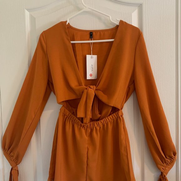 Zaful Plunging Neck Cut Out Romper - Picture 2 of 3